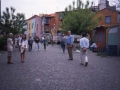 Oier San Martin junto a otros amigos visitando la calle Caminito en el barrio La Boca