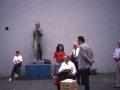 Grupo de gente y músicos en la calle Caminito en el barrio La Boca