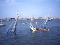 Barco pesquero hundiéndose en el puerto de Hondarribia