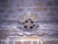 Óculo con esvástica curvilínea sobre las bóvedas de la iglesia Santa María de la Asunción