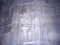Piedad de piedra sobre una columna en el bajo coro de la iglesia Santa María de la Asunción