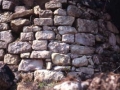 Muro de cerramiento sobre un abrigo rocoso en el monte Jaizkibel