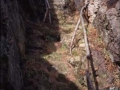 Escalera de piedra junto a un abrigo rocoso en el monte Jaizkibel