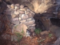 Muro de cerramiento en un abrigo rocoso del monte Jaizkibel