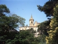 Campanario de la iglesia Santa María de la Asunción desde de la plaza Javier Ugarte