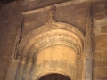 Arco de herradura sobre una puerta en la iglesia Santa María de la Asunción