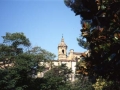 Campanario de la iglesia Santa María de la Asunción desde de la plaza Javier Ugarte