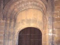 Puerta con arco de herradura en la iglesia Santa María de la Asunción