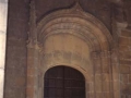 Puerta con arco de herradura en la iglesia Santa María de la Asunción