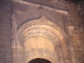 Arco de herradura sobre puerta en la iglesia Santa María de la Asunción