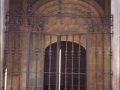 Puerta con arco de herradura en la iglesia Santa María de la Asunción