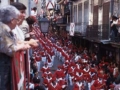 Redobles y tambores de la compañía ´Gora Ama Guadalupekoa´ bajando la calle Mayor