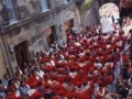 Desfile de la compañia ´Gora gazteak´ bajando la calle Mayor