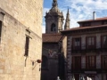Plaza de Armas con el castillo de Carlos V y el campanario de la iglesia de Santa María de la Asunción en un lateral