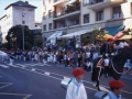 Desfile de la compañia ´Gora arrantzale gazteak´ por las cercanías de la calle Bernat Etxepare