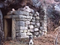 Construcción de piedra en un abrigo rocoso en el monte Jaizkibel