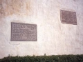Placas dedicadas a Pedro Axular y José Miguel de Barandiarán, colocadas en el muro de la iglesia de Sara