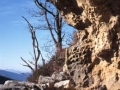 Muro de piedra junto a un abrigo rocoso en el monte Jaizkibel