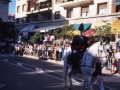 El burgomaestre cabalgando por las cercanías de la calle Bernat Etxepare