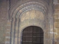 Puerta con arco de herradura en la iglesia Santa María de la Asunción