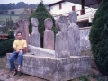 Oier San Martin ´Santiago Biderako zazpi estela´ monumentuan eserita