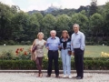 Juan San Martin junto a un grupo en los jardines del Palacio de Seteais