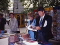 Mari Paz Ibeas junto a Iñaki Etxeberria en un mercadillo de libros