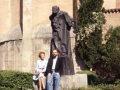 Mari Paz Ibeas Faustino Lopez de Forondarekin Miguel de Unamunori eginiko eskulturaren ondoan