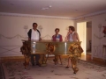 Mari Paz Ibeas, Carmen y un amigo junto al piano antiguo de una sala del Palacio de Seteais