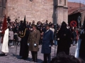 Aste Santuan ospaturiko prozesioko anaikideen gurutze penitentzilarialekin