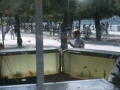 Dos niños observando los peces un acuario ubicado en el Paseo de la Concha