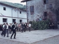 Mutil dantza, gizonak biribilean jarririk txistu eta danborraren doinuan dantzaturikoa