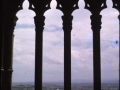 Seu Vella katedraleko klaustroko arku batetik Lleidako panoramika