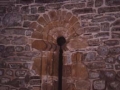 Ventana rematada en arco de herradura que se encuentra en la cabecera de la iglesia San Andrés de Astigarribia