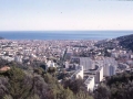 Frantziako Côte d´Azur kostaldeko hiri baten ikuspegi panoramikoa