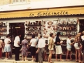 Côte d´Azur kostaldeko herri bateko ´La Coccinelle´ souvenir denda