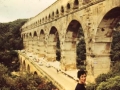 Mari Paz Ibeas Pont du Gard akueduktoaren ondoan