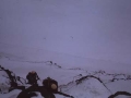 Mendizale talde bat Pirinioetako mendi elurtu bat eskalatzen