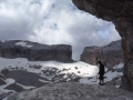 Rolando mendi-lepoa Casteret haitzulo izoztuko sarreratik ikusita, Ordesa eta Monte Perdido Parke Nazionalean