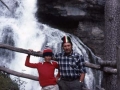 Juan San Martin bere seme Unairekin Ordesa eta Monte Perdido Parke Nazionaleko ur-jauzi baten aurrean
