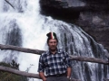 Juan San Martin Ordesa eta Monte Perdido Parke Nazionaleko ur-jauzi baten aurrean