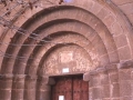 Santa Maria Elizako ate erromanikoaren arkiboltaren detailea