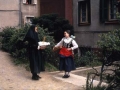 Bi neska Erronkaribarko jantziekin