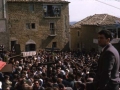 Procesión de cruceros entre la muchedumbre