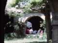 Prozesioko jendea Santa Fe Basilika erromanikoko klaustroan