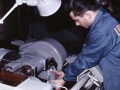 Langilea Lees Bradner konpainiaren fresatzeko eta hari ebakidura makina industrial batean