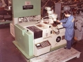 Langilea Lees Bradner konpainiaren fresatzeko eta hari ebakidura makina industrial batean