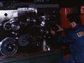 Langilea Lees Bradner konpainiaren fresatzeko eta hari ebakidura makina industrial batean
