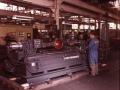 Langilea Lees Bradner konpainiaren fresatzeko eta hari ebakidura makina industrial batean