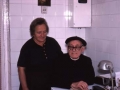 José Miguel de Barandiarán, acompañado de su sobrina Pilar Barandiarán, en la cocina de su casa ´Sara´